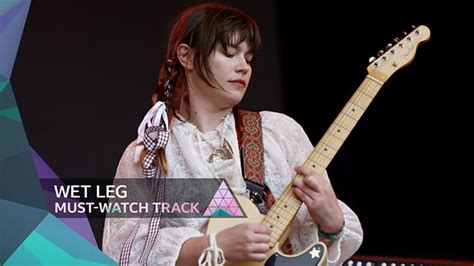 Le Comeback Inoubliable de Wet Leg à Glastonbury : Un Triumphant mélange de Rock et d'Ironie Britannique