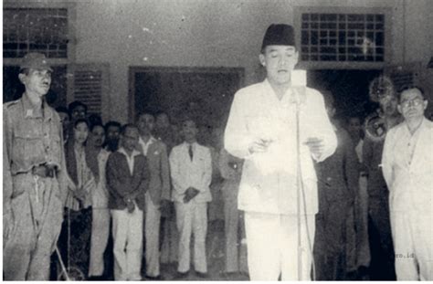 La Proclamation de l'Indépendance: Un Moment Décisif Dans L'Histoire Indonésienne Marqué par le Leadership Visionnaire de Sukarno